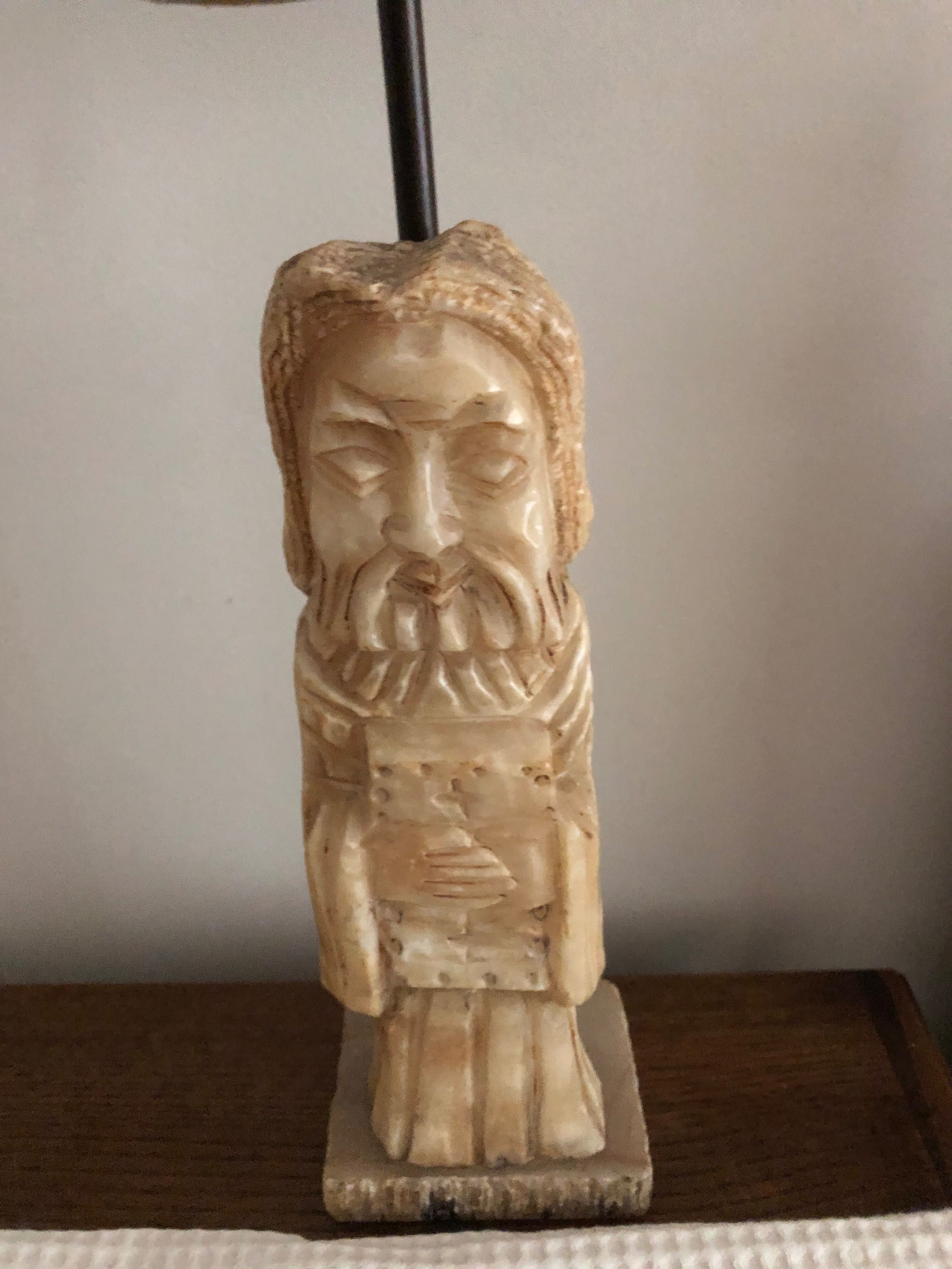 Candeiros de mesa com estatueta