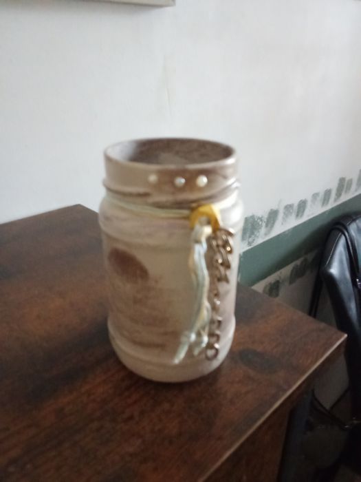Ozdobne ręcznie malowane dzbanki