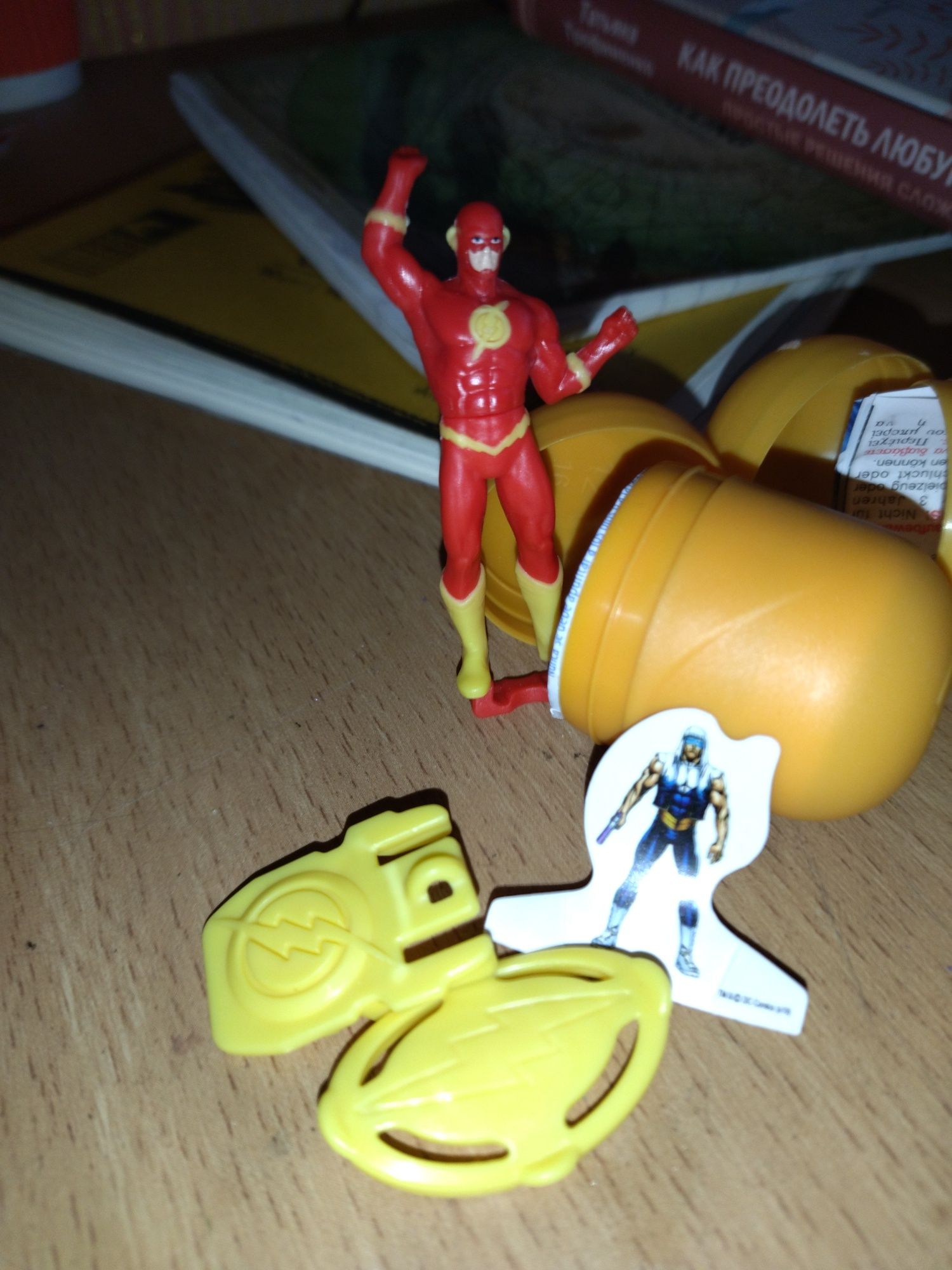 Киндер Марвел игрушка Киндер Флеш игрушка супермен.