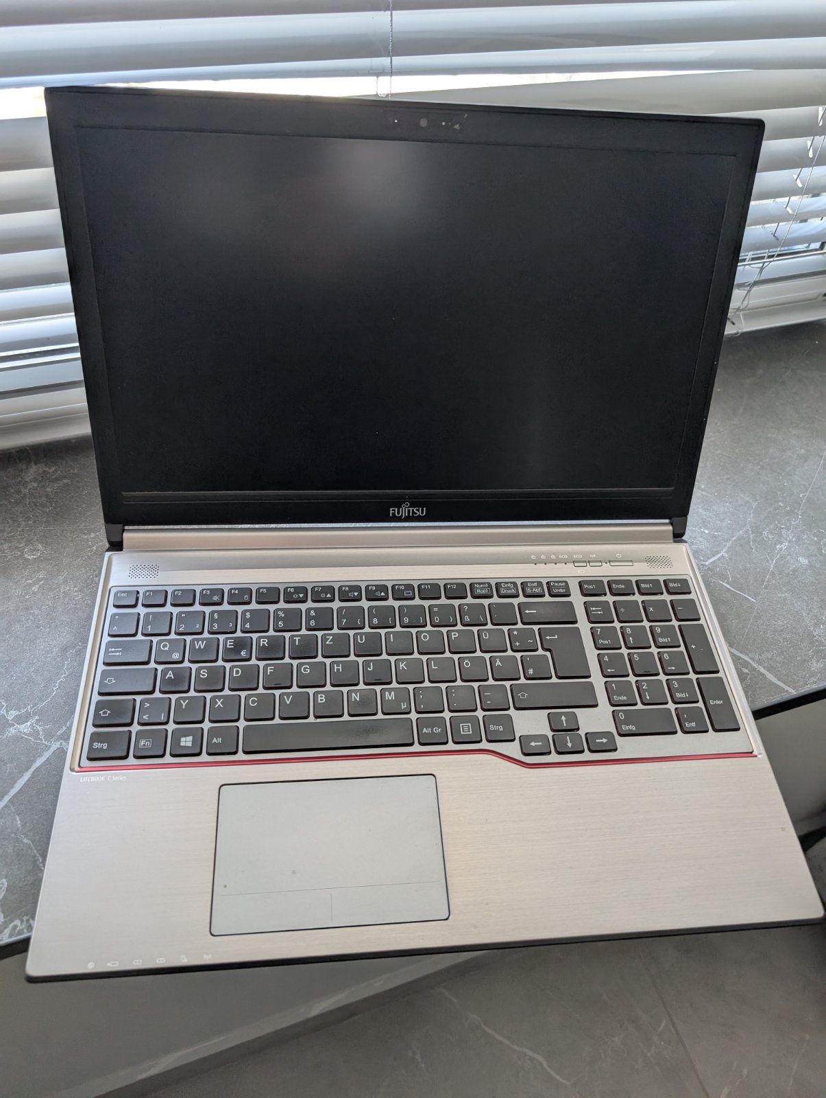 Fujitsu LIFEBOOK E756: надійний бізнес-ноутбук для ефективної роботи