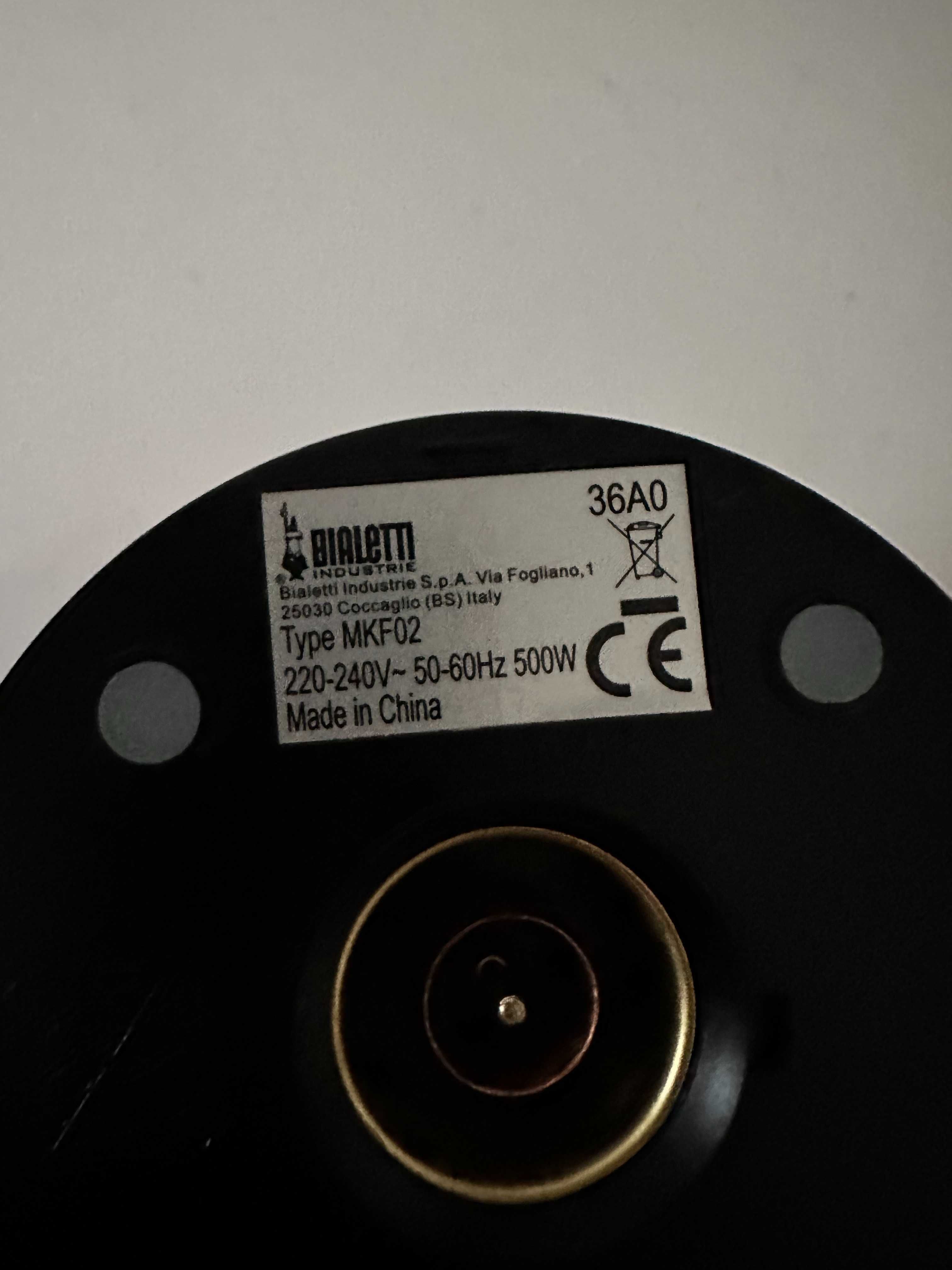 Elektryczny spieniacz do mleka czerwony Bialetti