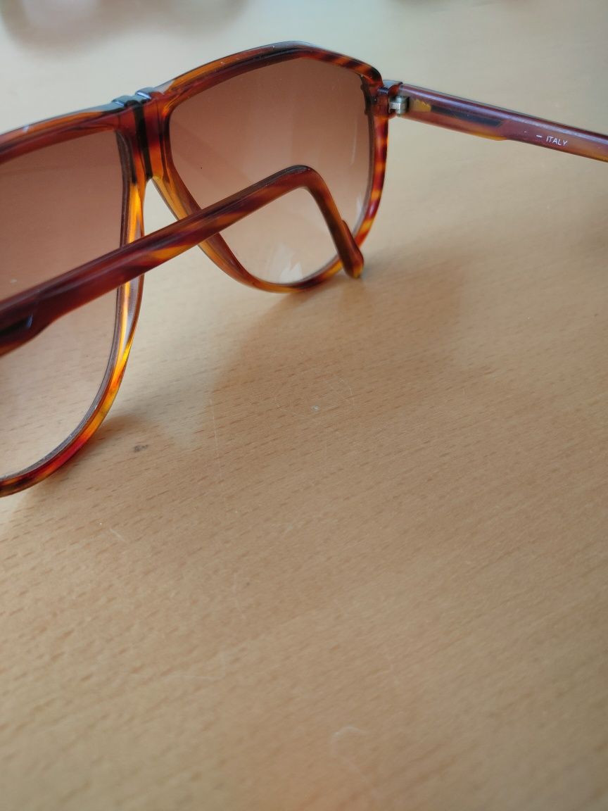 Conjunto de óculos de sol vintage.