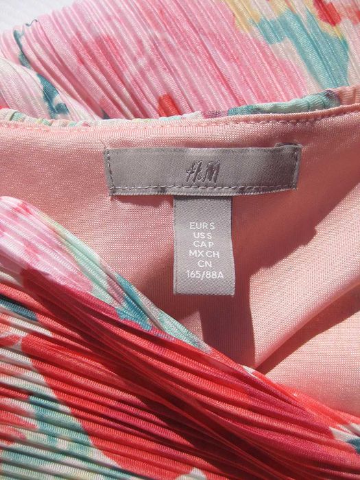 Красивое цветочное платье плиссе с широкими рукавами на запах H&M
