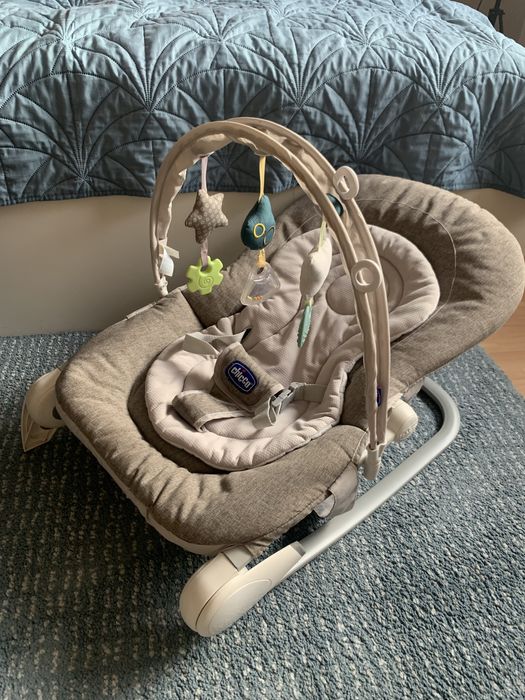 Lezaczek beżowy chicco hoopla stan idealny