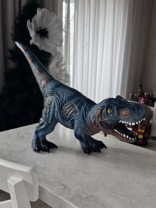 Динозавр великий новий