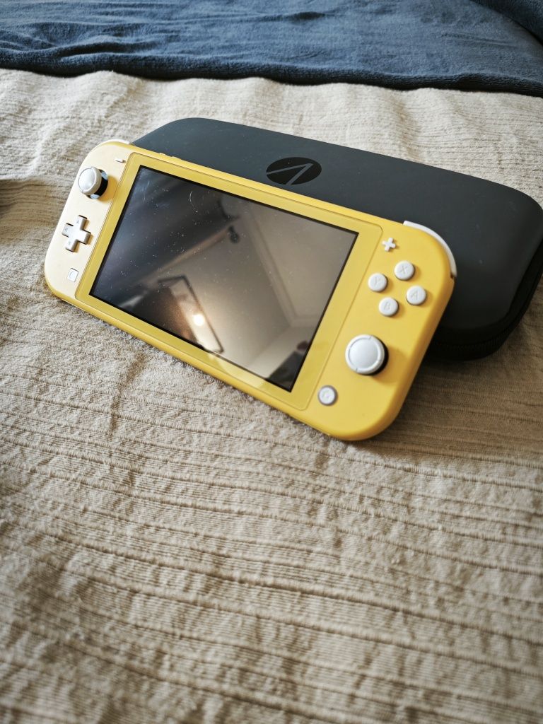 Switch Lite Amarela c/ Bolsa e Capa
