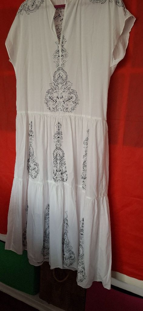 Maravilhoso vestido branco c/ bordafo a prêto