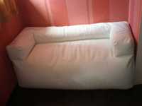 компактный диван белого цвета
