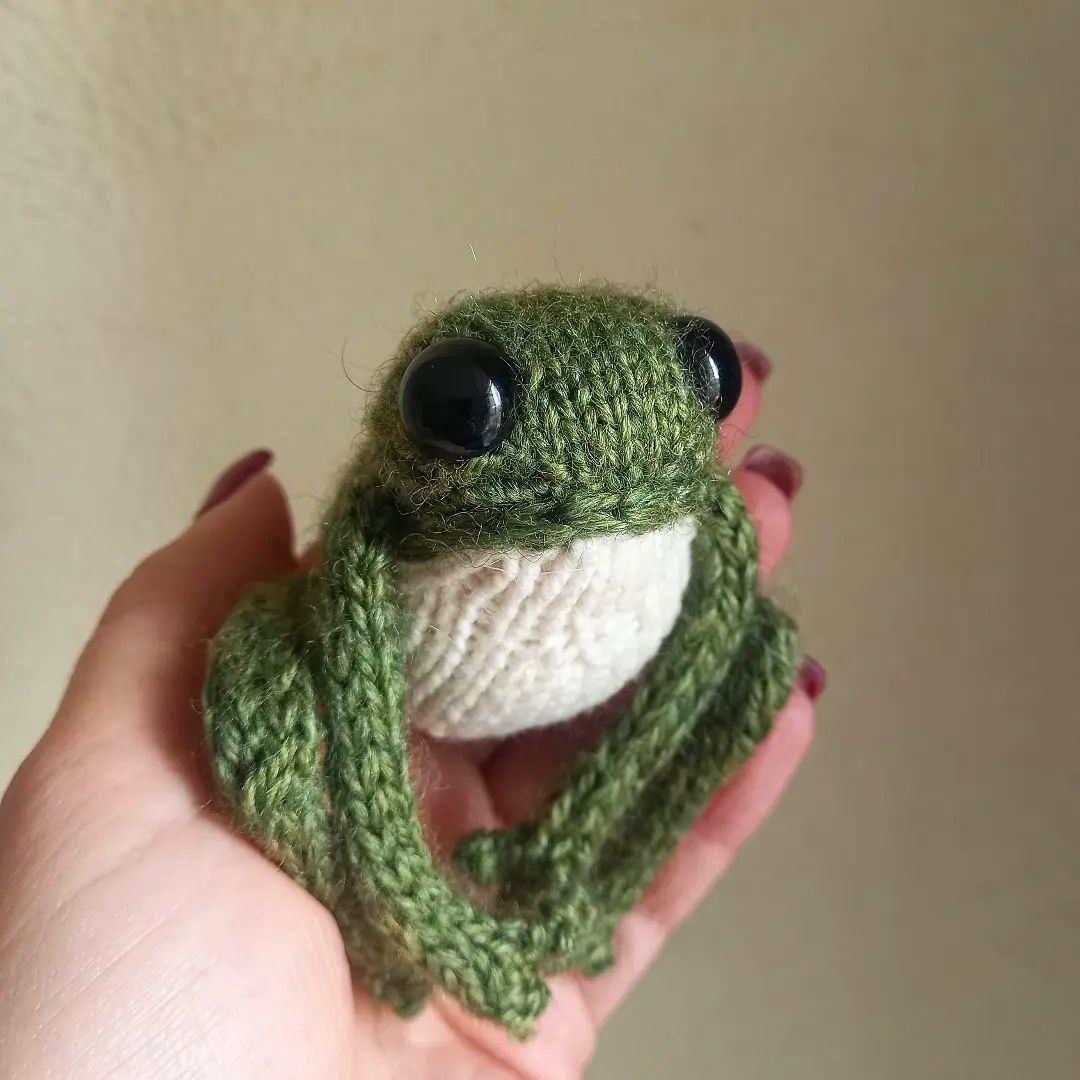 Іграшка в'язана жабка (вязаная лягушка)