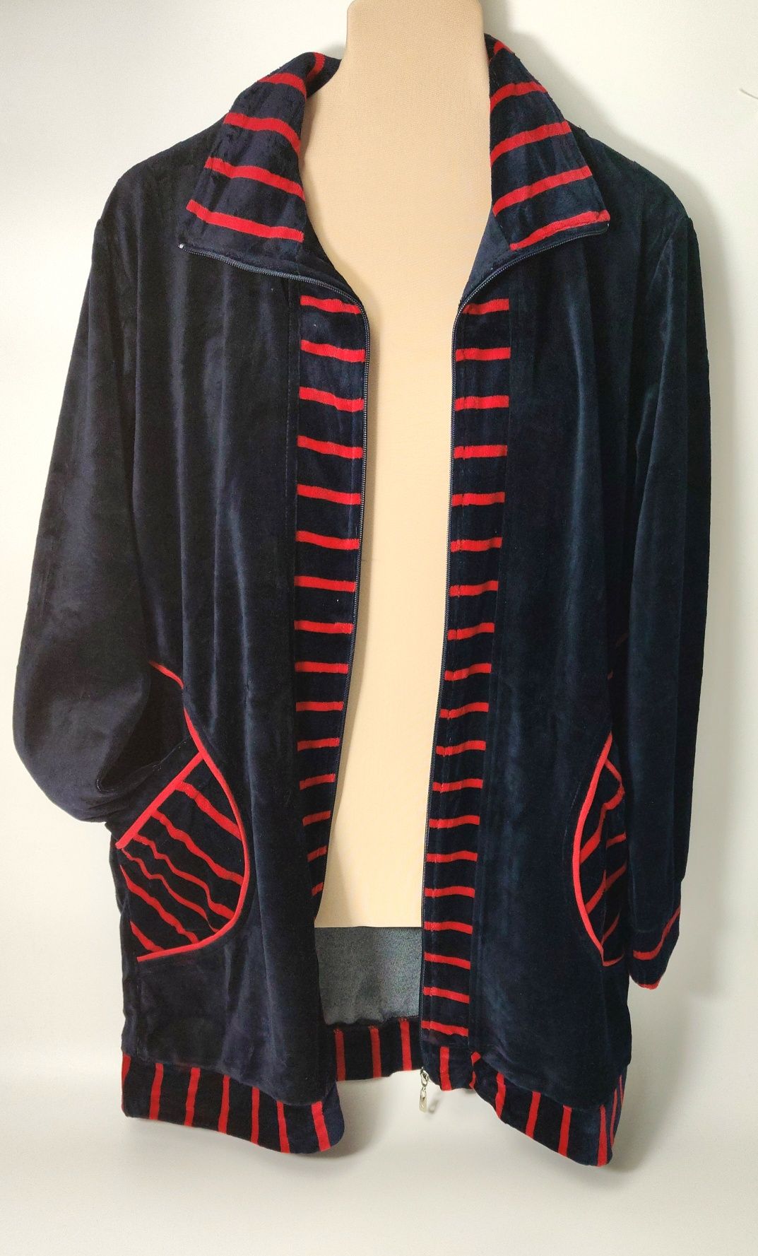 Dres damski z weluru. Długa, rozpinana bluza