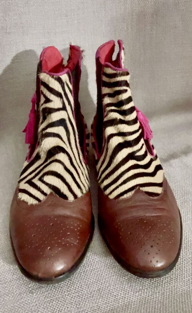 Botins em couro bege e rosa