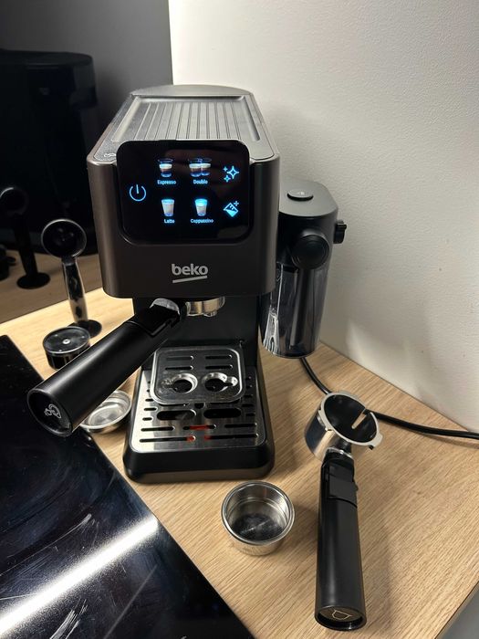 Ekspres BEKO CaffeExperto CEP5464DX z modułem do kapsułek Nespresso