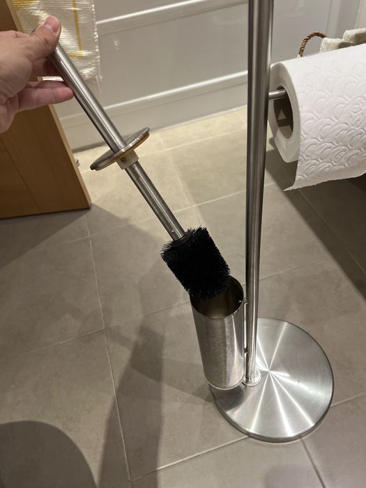 Toalheiro e porta papel e piaçaba de pe