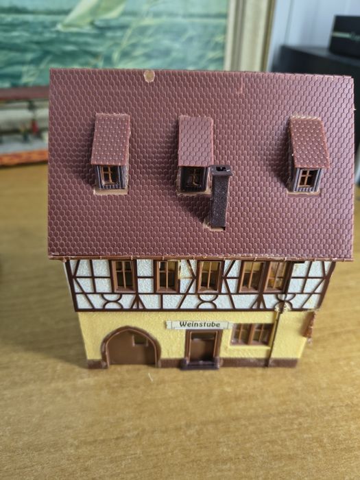 Zestaw budynków do makiety kolejowej – stacje, peron, domy, figurki