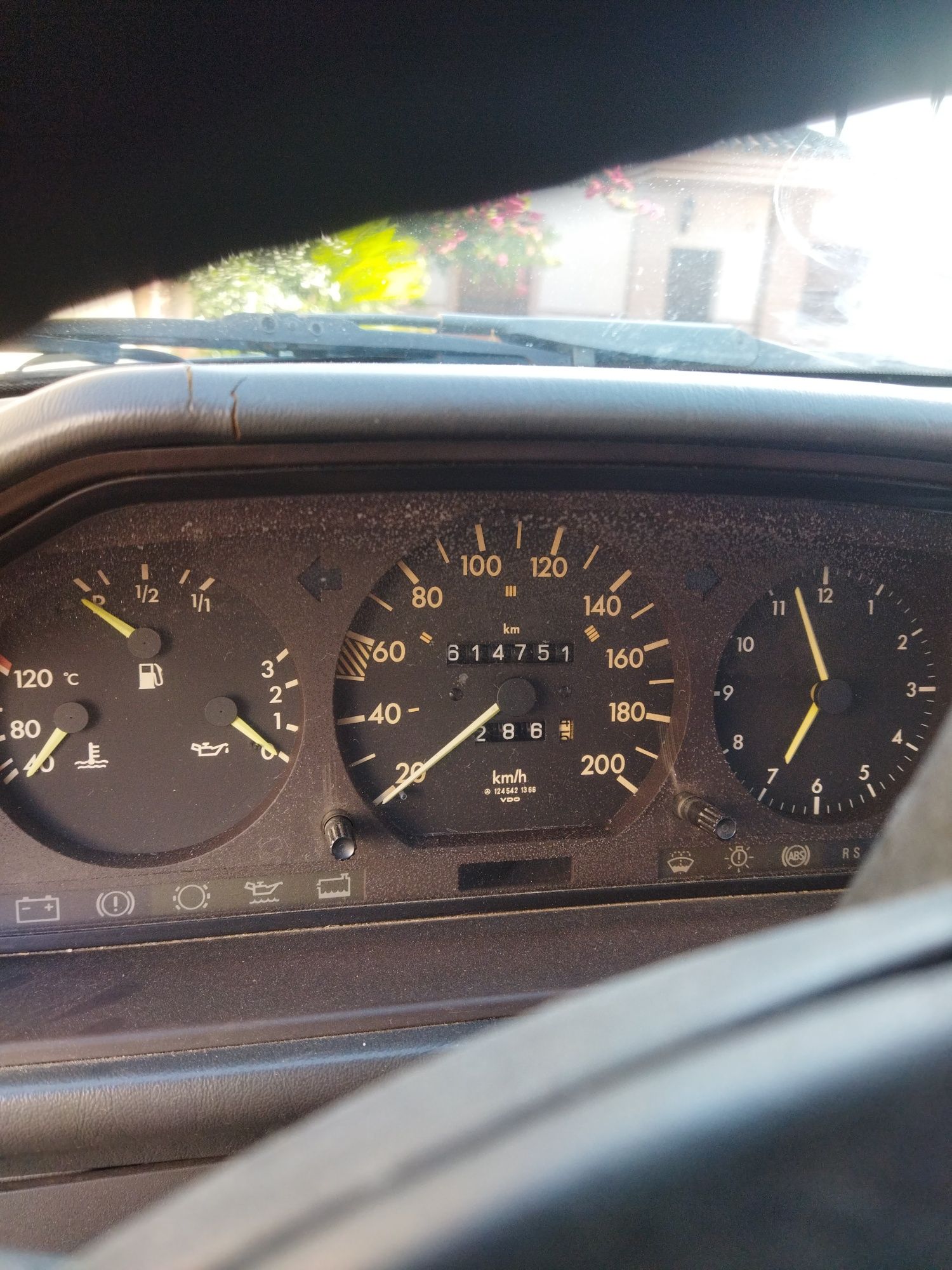 Mercedes Benz S124.    250TD