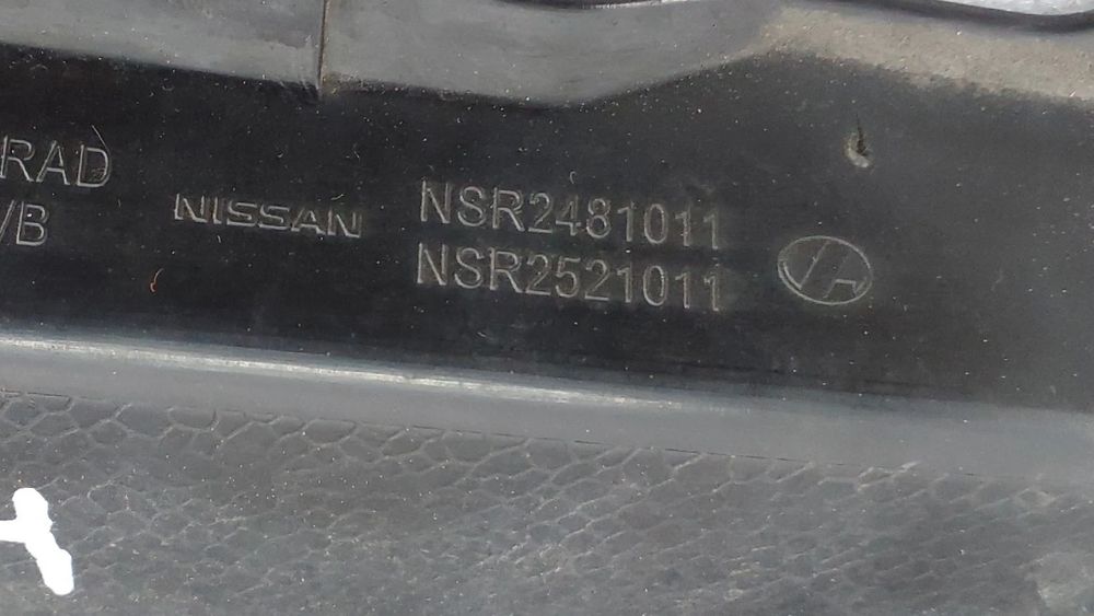 Grelha frente NISSAN NV200 Furgão/Combi (M20)