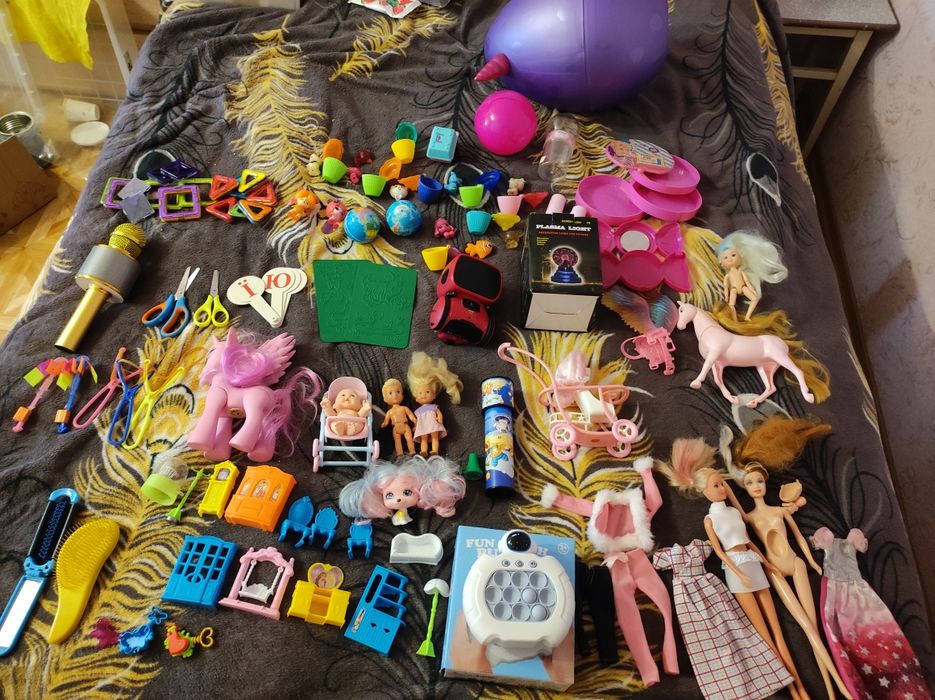 Іграшки (барбі, сімба, електронний попіт, робот,  конструрктор )