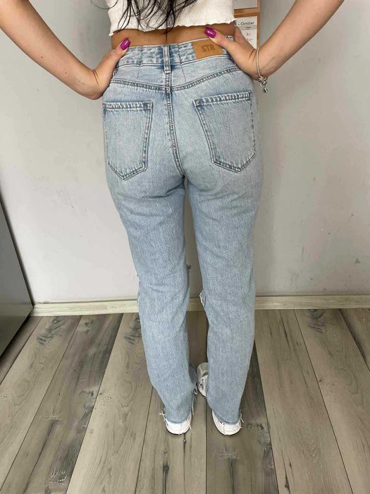 Spodnie jeansowe dżinsowe dżinsy jeansy niebieskie z dziurami straight