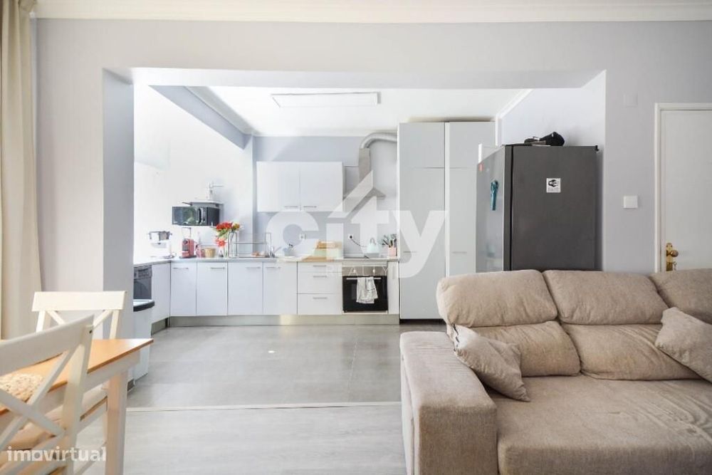 Apartamento T3 localizado em zona central de Massamá junto à Escola Se