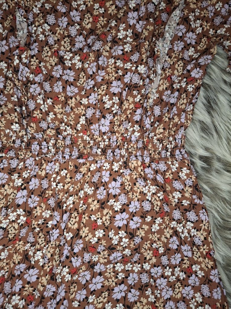 Elegancka zwiewna sukienka w kwiaty midi S Stradivarius