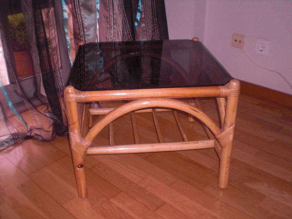 Mesa de apoio em bambu e vidro
