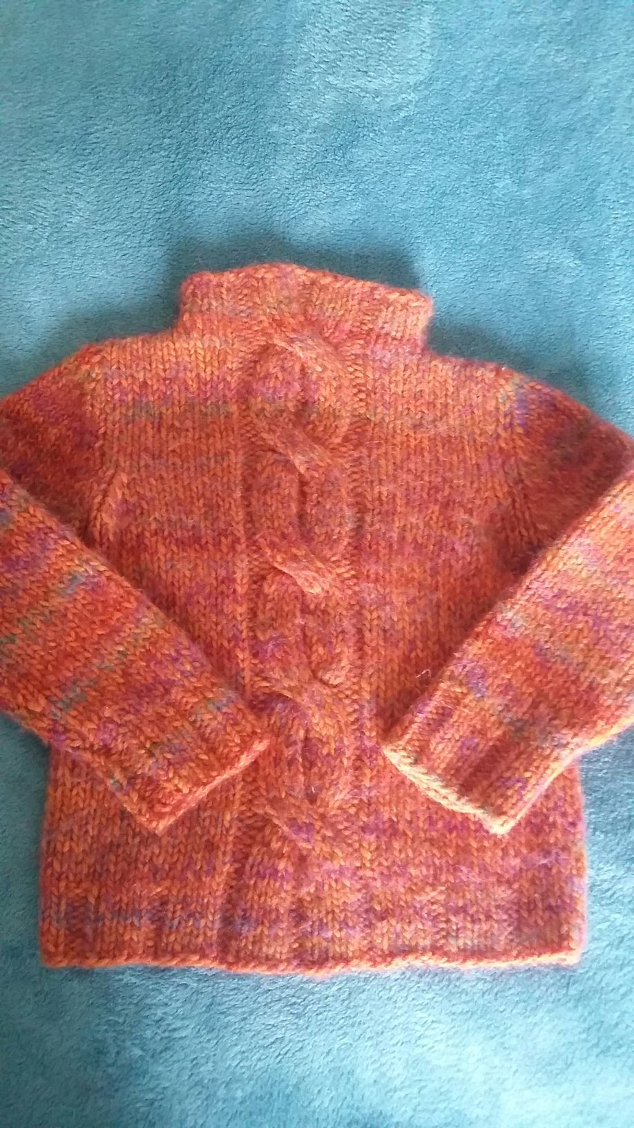 Шерстяные свитера для девочки ручная работа