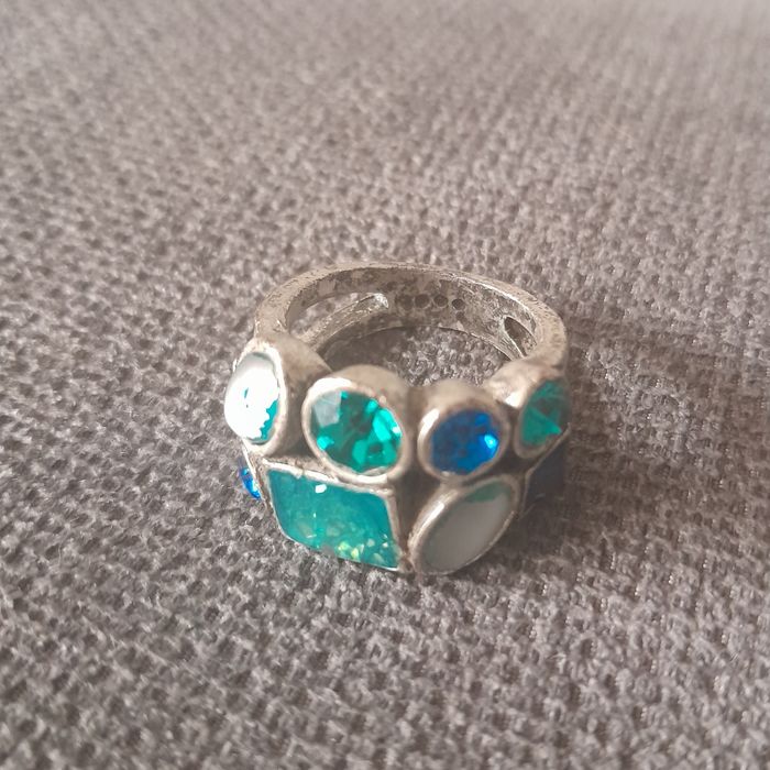 Pierścionek z niebieskimi kamyczkami