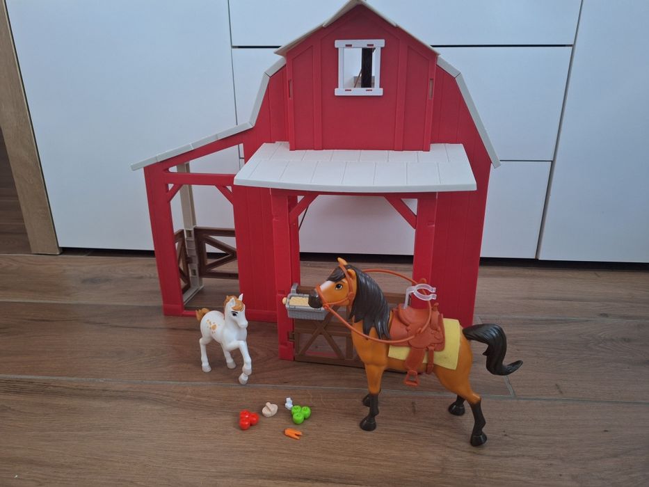 Mustang spirit stajnia z huśtawką i koniem