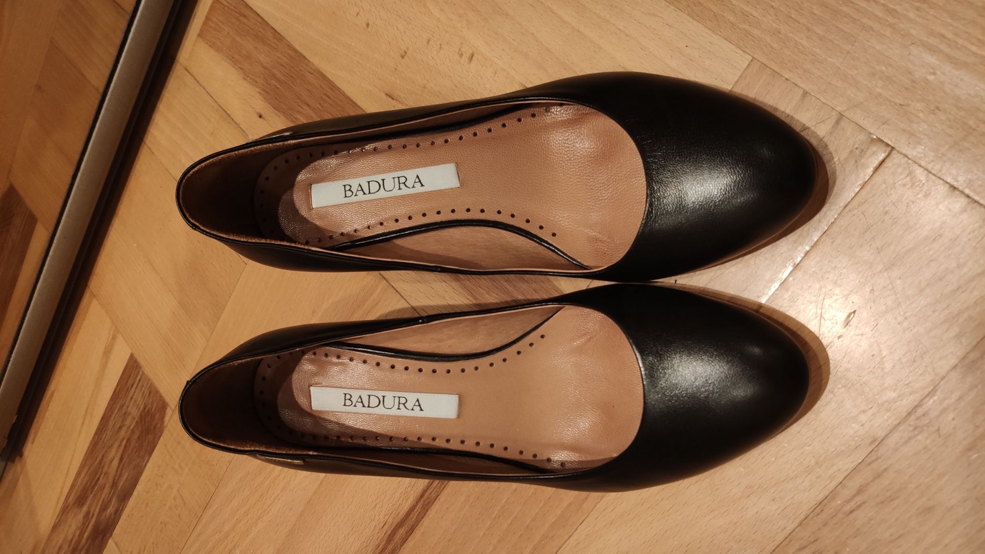 Eleganckie czarne skórzane buty na obcasie Badura