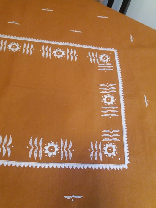 Rudy ręcznie haftowany obrus