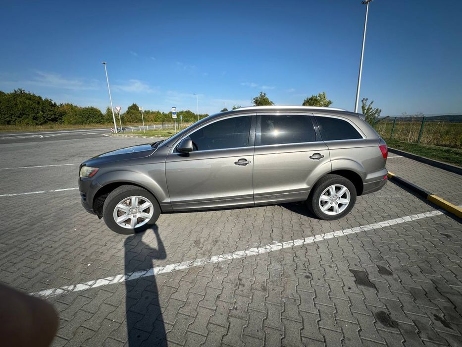 Ауді Q7 2012 р. Машина на повному ходу.