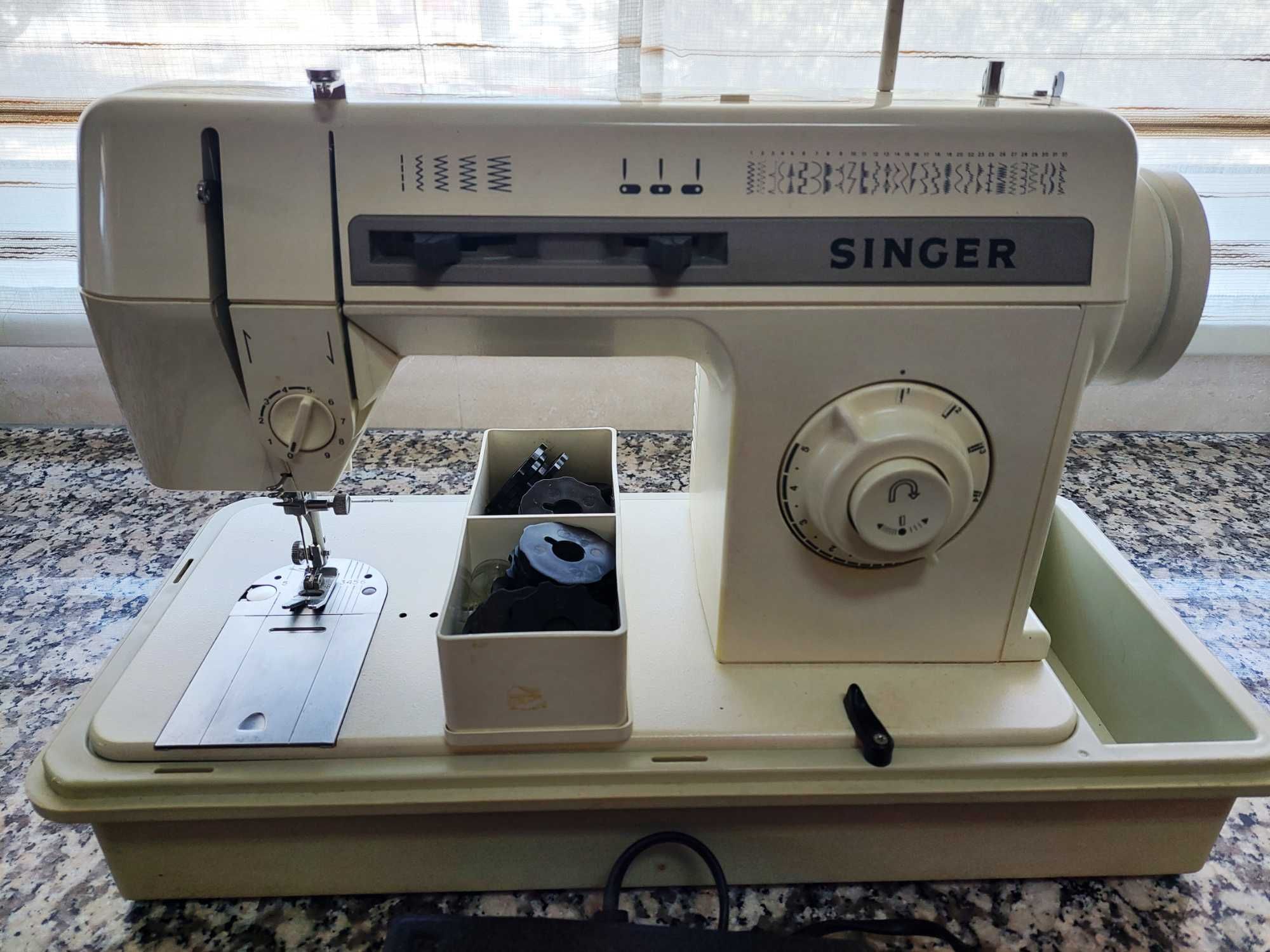 Maquina costura SINGER elétrica.