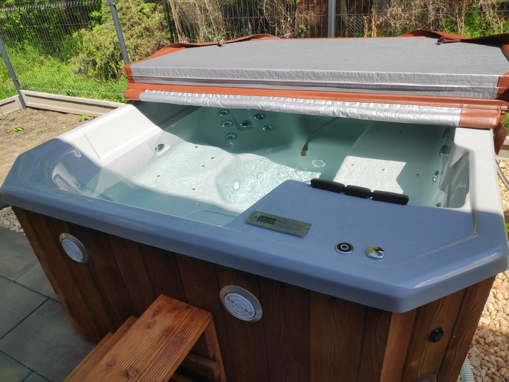 Jacuzzi 200x200 SPA Relax Hot Tube