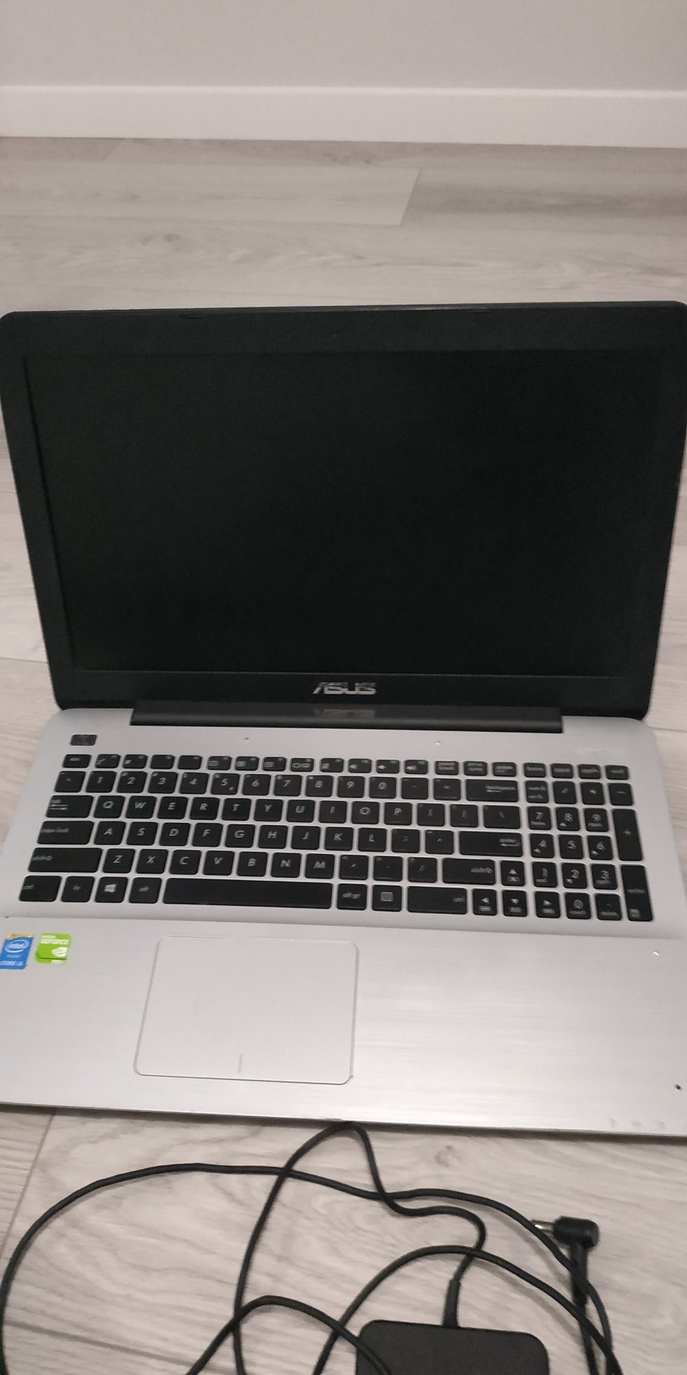 Laptop R556L gratis torba