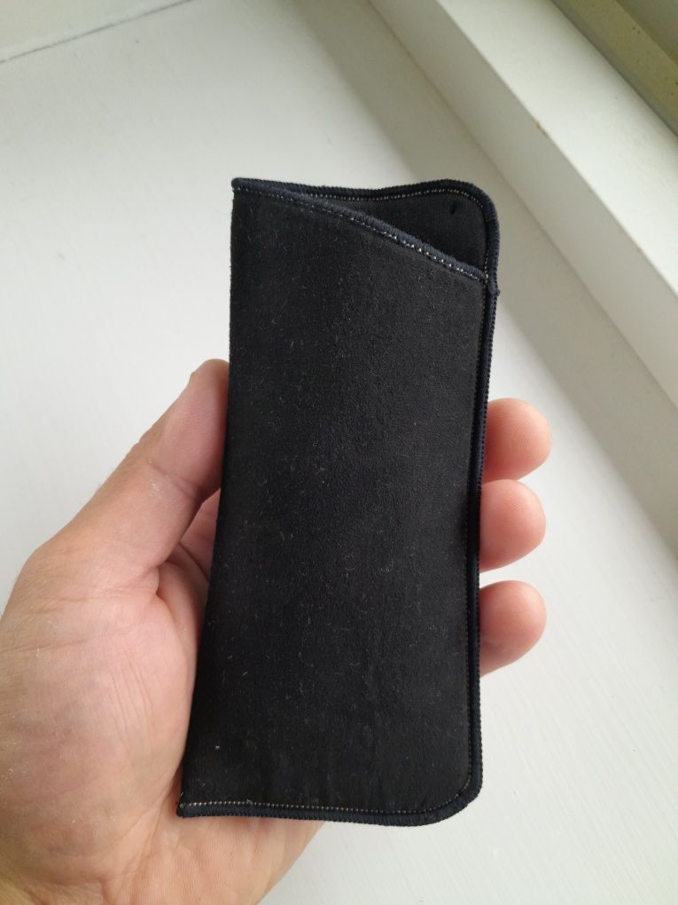 Czarne etui na okulary
