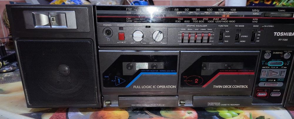 Магнитофон TOSHIBA RT-7055,не включается,sharp,статуэтка Japan