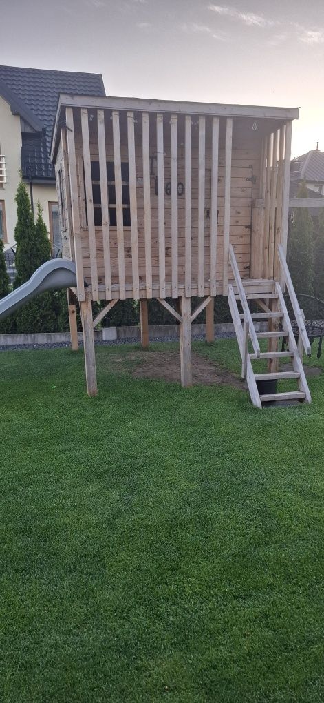 Drewniany domek dla dzieci ogrodowy ze zjezdzalnia