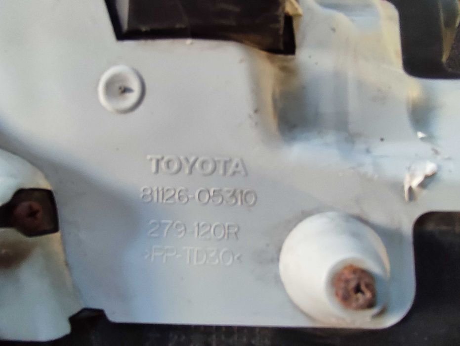 Toyota Avensis III
Lampa przednia PRAWA / Reflektor PRAWY