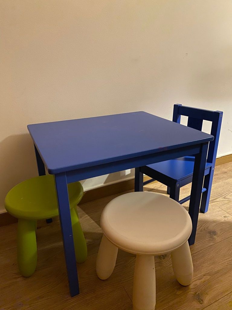 Mesa criança e cadeira azul, um banco, candeeiros teto e parede