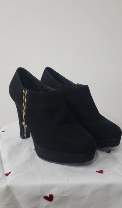 Sapato preto com salto alto