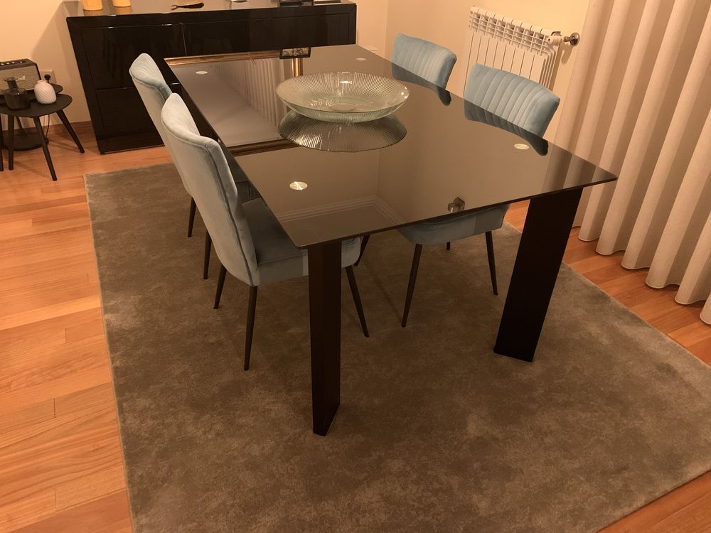 Mesa de jantar e 4 cadeiras