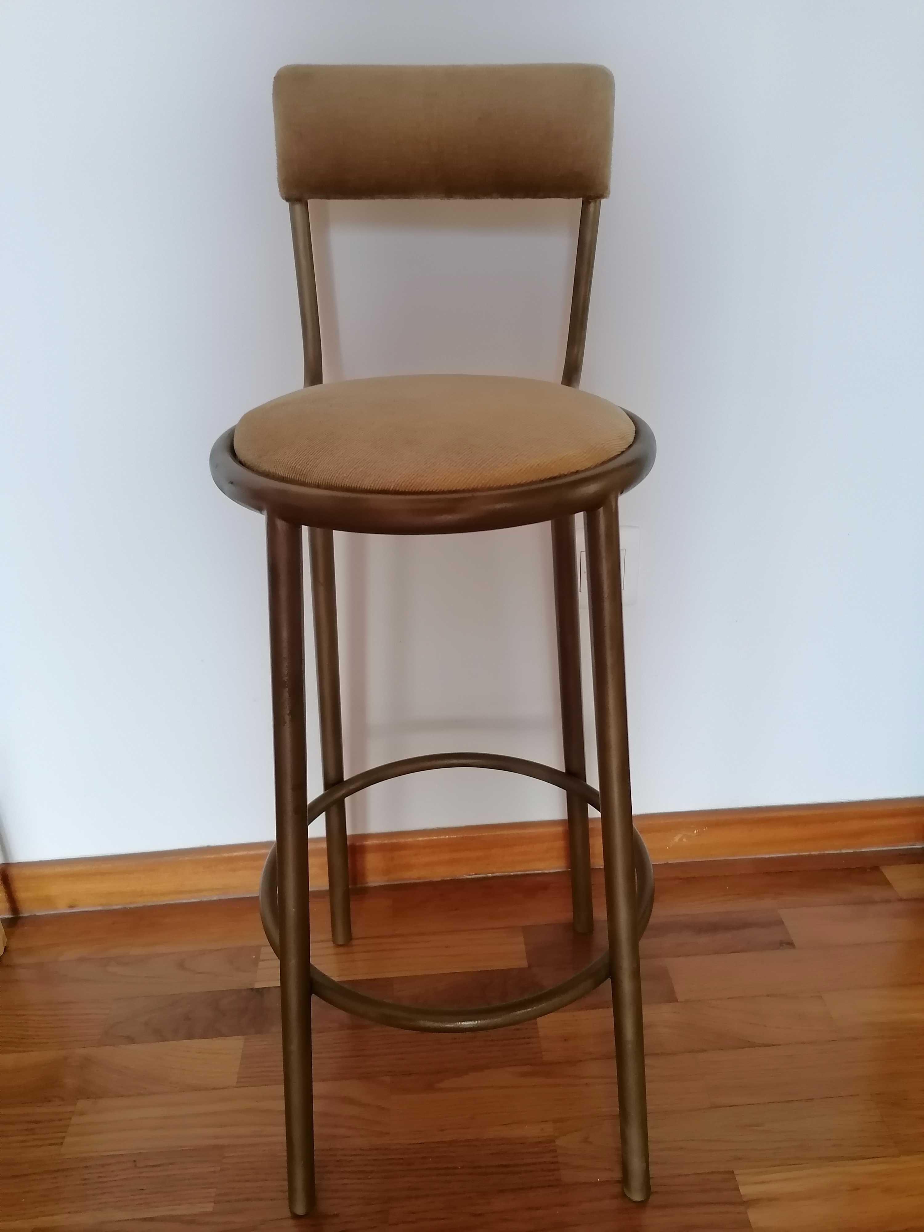 Cadeira estilo antigo