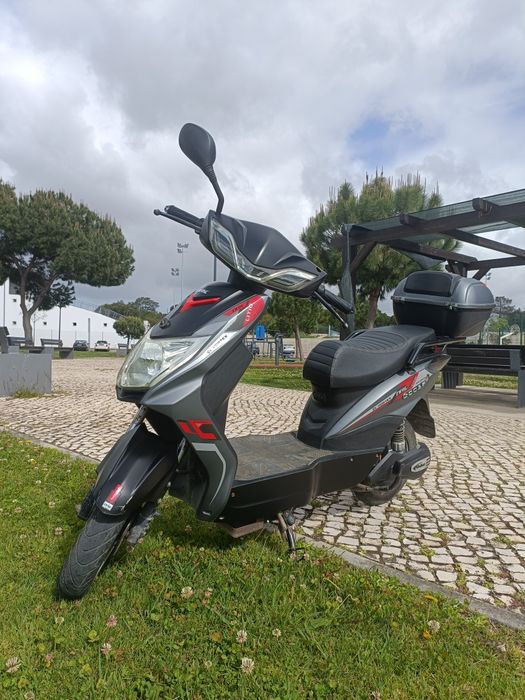 a scooter está em boas condições, mas o espelho lateral esquerdo está