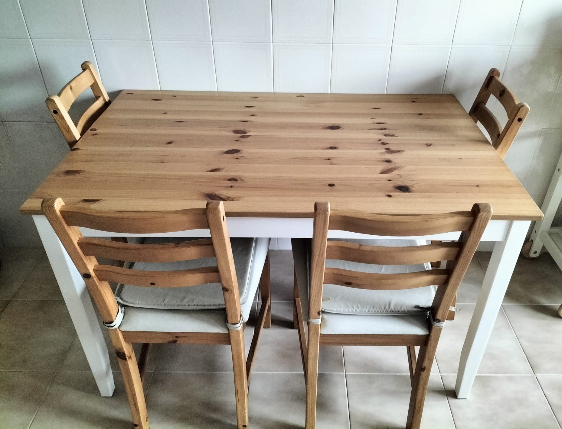 Mesas de Jantar com 4 Cadeiras cada