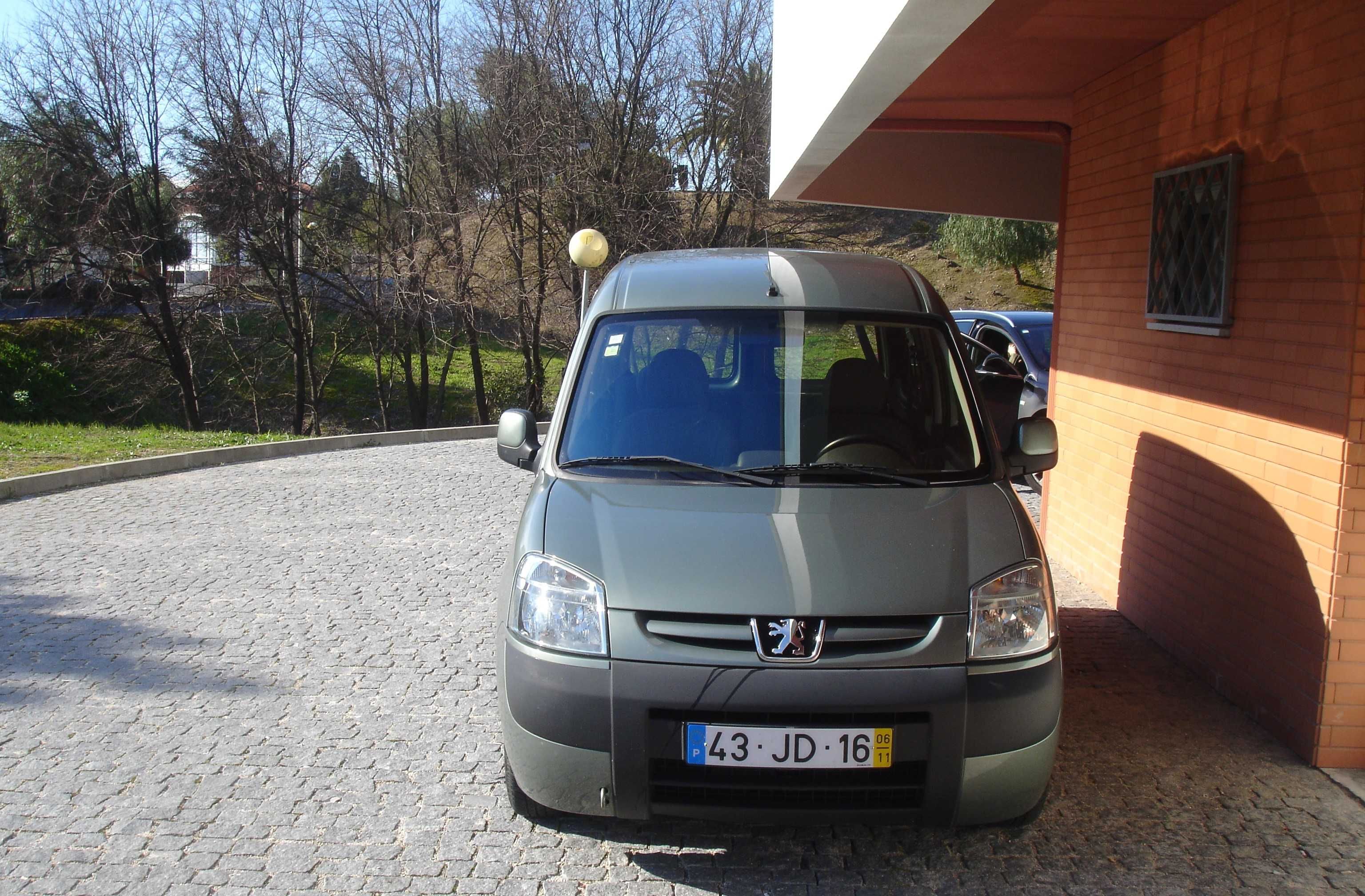 Peugeot Partner - Adaptado com Rampa de Acessibilidade