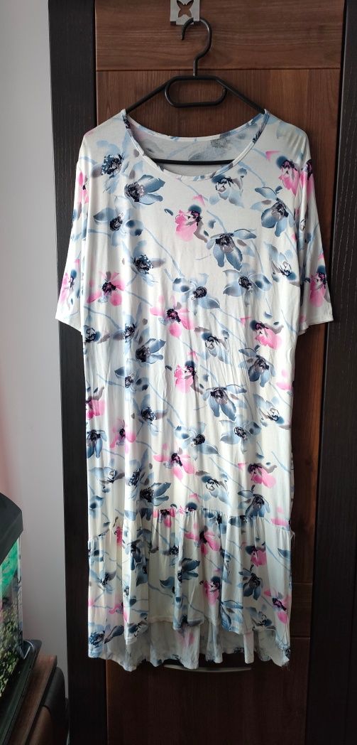 Śliczna biała sukienka w kwiaty 4XL midi sukienka floral z falbanką 48