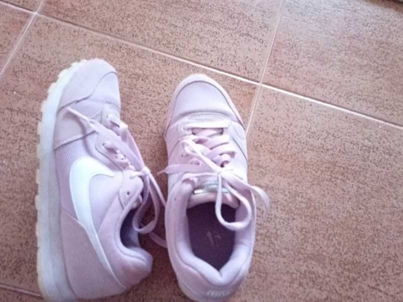 Ténis Nike cor rosa claro – Tamanho 38