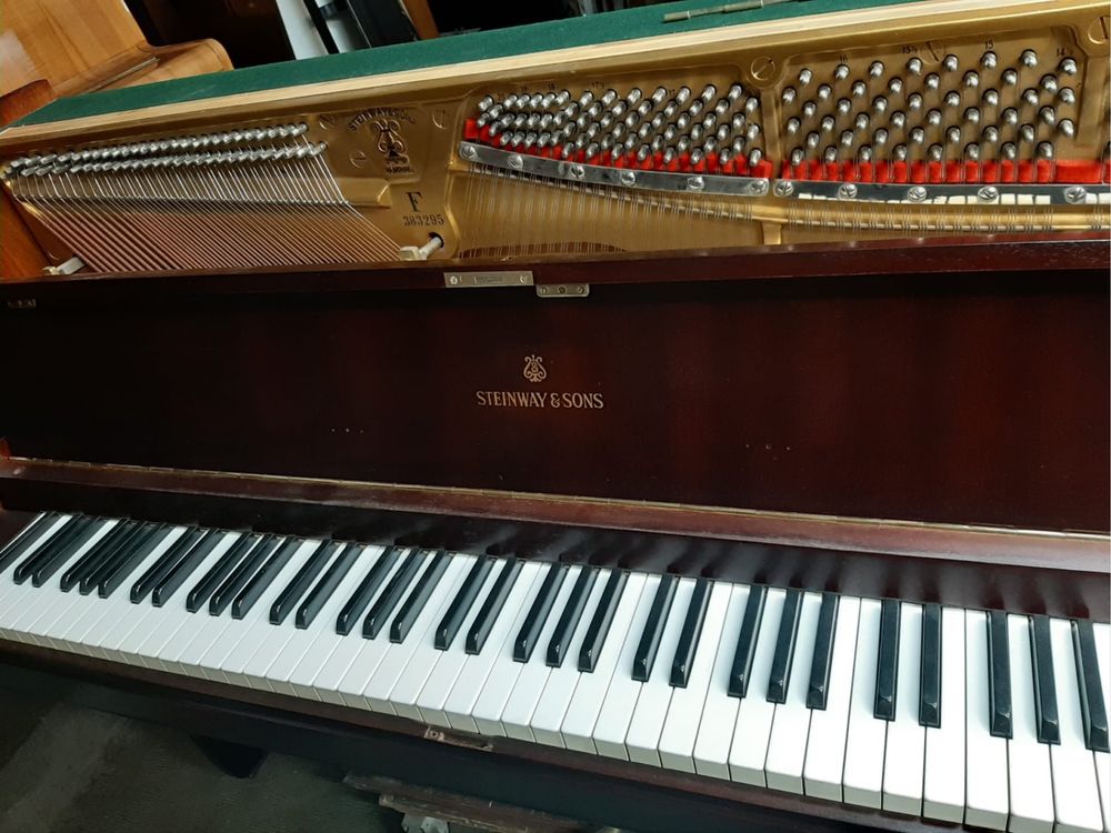 Piano acustico Stainway & Sons F104