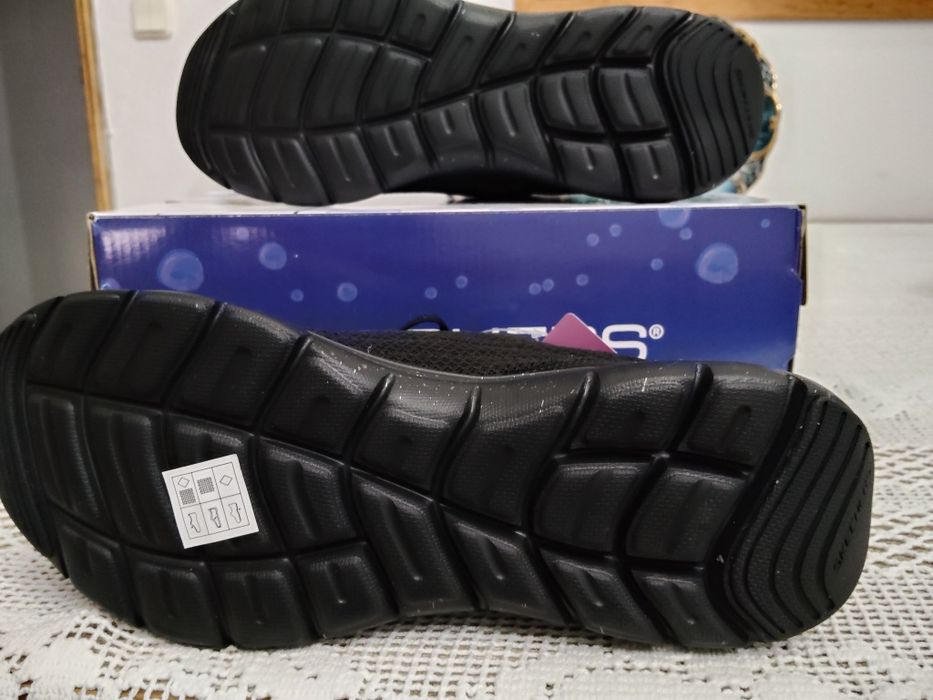 Tênis marca Skechers para mulher