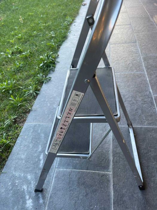 Escadote Dobrável de 2 Degraus Cinzento Aço (47 x 55 x 82 cm)